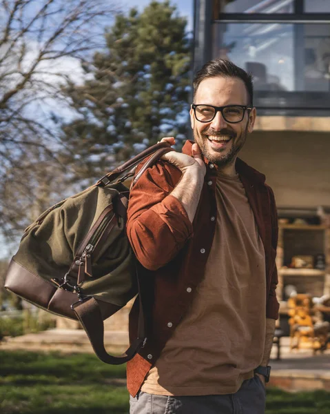 Evinde Seyahat Çantası Taşıyan Mutlu Bir Beyaz Adamın Portresi — Stok fotoğraf