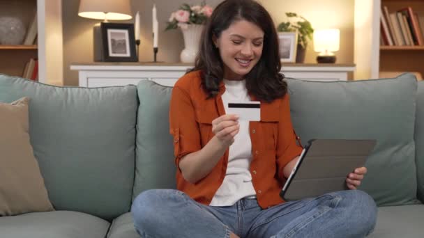 女性が自宅でクレジットカーショッピングまたはオンライン決済を使用 — ストック動画