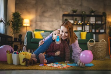 Anne ve kız çocuğu Hoe aile bağları kavramında balonlarla oynuyorlar.