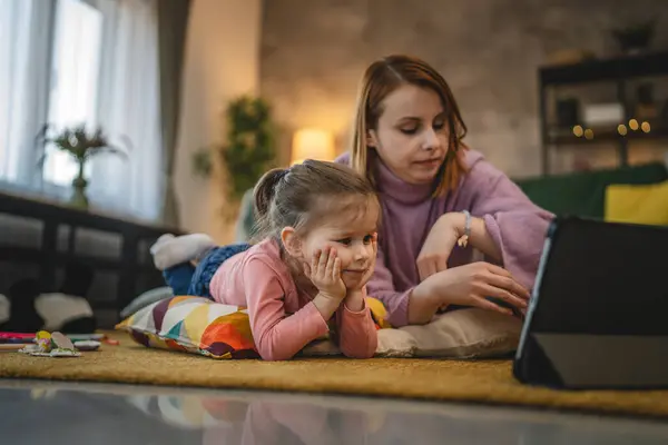 Mama Fiica Folosesc Tableta Digitală Pentru Viziona Videoclipuri Online Acasă — Fotografie, imagine de stoc