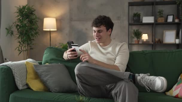 Jeden Teenager Mladý Muž Kavkazský Muž Sedět Doma Používat Kreditní — Stock video