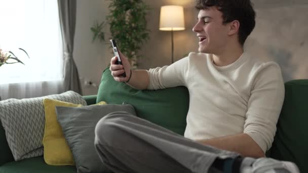 Genç Bir Beyaz Erkek Evde Oturuyor Nternet Üzerinden Kredi Kartı — Stok video