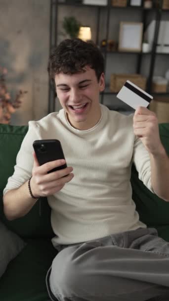 Ein Teenager Junger Mann Kaukasischen Männlichen Sitzen Hause Verwenden Kreditkarten — Stockvideo