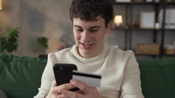 Jeden Teenager Mladý Muž Kavkazský Muž Sedět Doma Používat Kreditní — Stock video
