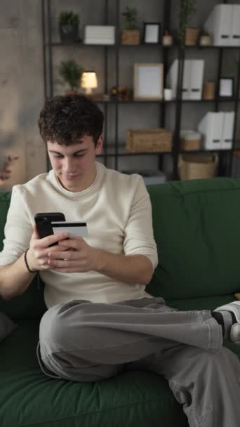 Genç Bir Beyaz Erkek Evde Oturuyor Nternet Üzerinden Kredi Kartı — Stok video