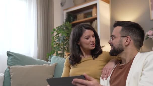 Pár Muž Žena Kavkazský Manžel Manželka Nebo Přítel Přítelkyně Sedět — Stock video
