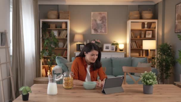 Una Donna Caucasica Sedersi Casa Uso Tablet Digitale Avere Una — Video Stock