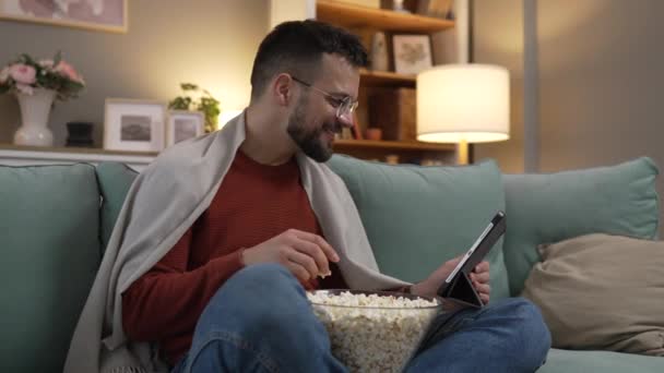 Bir Yetişkin Erkek Beyaz Erkek Evdeki Film Videosunun Çekyatında Dijital — Stok video