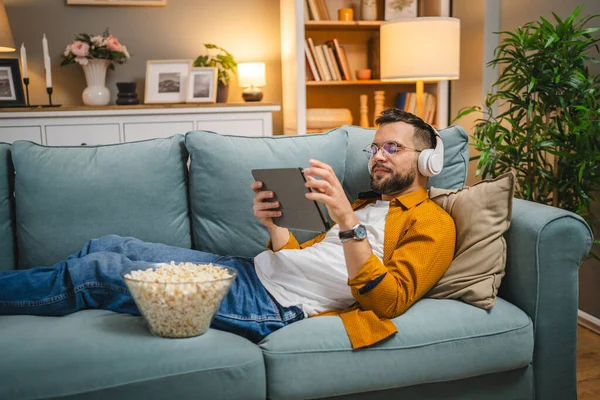 Bir yetişkin erkek beyaz erkek, video videolarını internetten izliyor ya da video çekiyor.