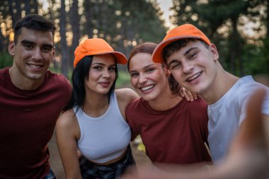 Gönüllü arkadaş portresi yaz günü yavaş çekimde çöpleri ve temiz orman doğasını toplamaya hazırlanıyor.