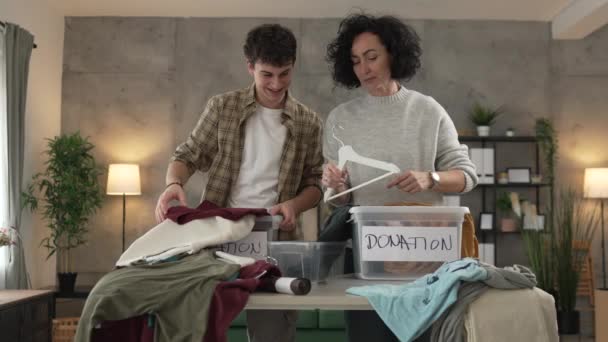 Mère Fils Tiennent Maison Choisir Des Vêtements Pour Don Adolescent — Video