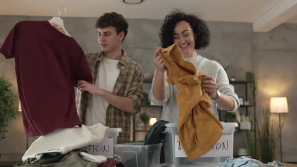 Matka Syn Stojí Doma Vybrat Oblečení Pro Darování Teenage Šílený — Stock video