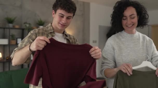 Mère Fils Tiennent Maison Choisir Des Vêtements Pour Don Adolescent — Video