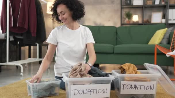 Vuxen Kaukasisk Kvinna Hemma Sortera Kläder Garderob För Donation Slow — Stockvideo