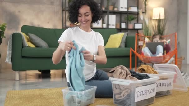 家中的成年高加索女人整理衣橱供捐赠慢动作 — 图库视频影像