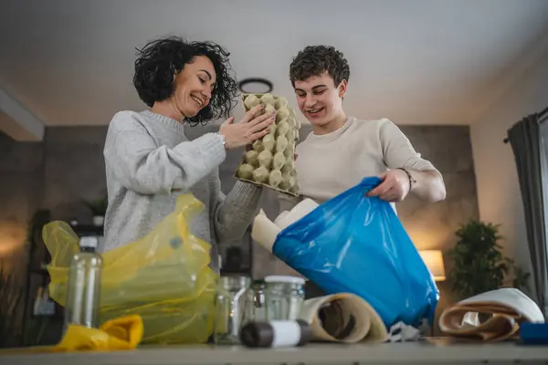 Moeder Zoon Vrouw Tiener Man Familie Recyclen Thuis Sorteren Afval — Stockfoto