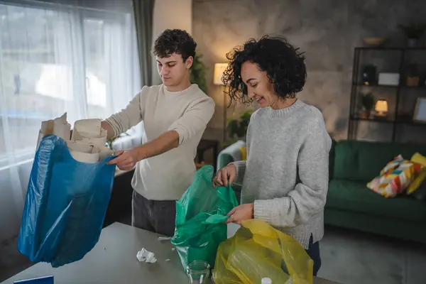 Mãe Filho Mulher Adolescente Homem Família Reciclar Casa Triagem Resíduos — Fotografia de Stock