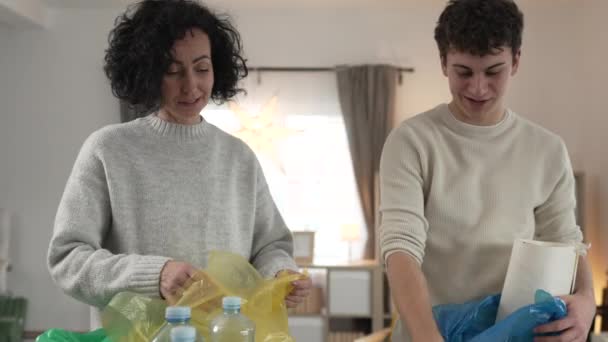 Anne Oğul Kadın Genç Erkek Aileleri Atık Kağıt Camları Sürdürülebilir — Stok video