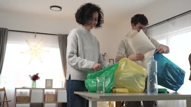 어머니와 여성과 가족은 가능한 개념을 폐기물 플라스틱 종이와 유리를 가정에서 — 비디오