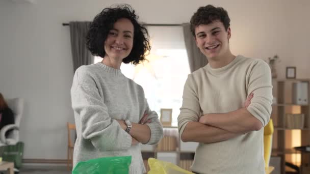 母亲和儿子妇女和青少年家庭在家里循环利用 整理废纸和废玻璃 打包可持续生活理念 — 图库视频影像