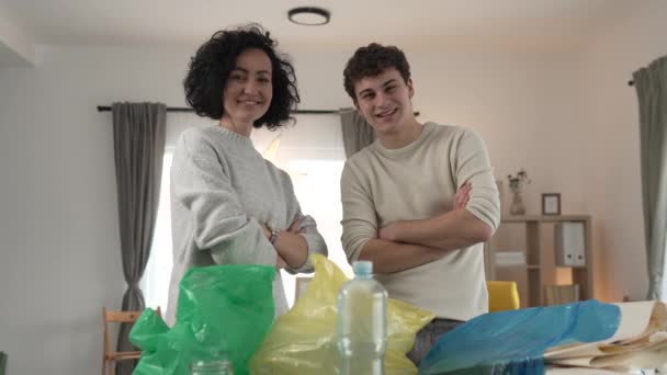Anya Fia Tizenéves Férfi Család Újrahasznosítás Otthon Válogatás Hulladék Műanyag — Stock videók