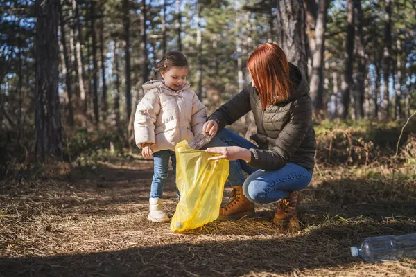 Mother Daughter Small Caucasian Girl Toddler Woman Collect Plastic Bottle — Stock Photo, Image