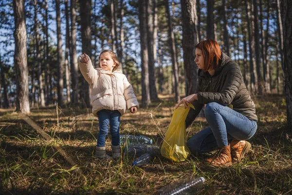 Mother Daughter Small Caucasian Girl Toddler Woman Collect Plastic Bottle — Stock Photo, Image
