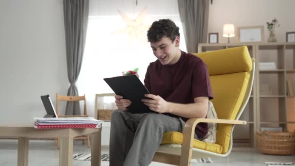Jeden Mladý Muž Kavkazský Teenager Student Učení Čtení Zatímco Sedět — Stock video