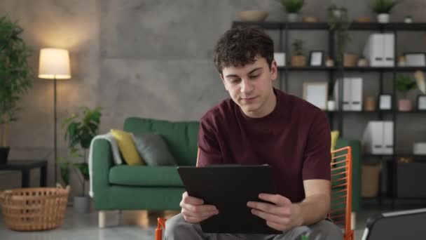 Een Jonge Man Kaukasische Tiener Student Leren Studeren Lezen Terwijl — Stockvideo