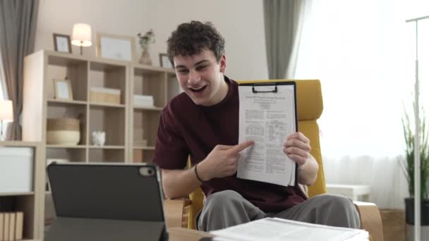 Egy Fiatal Férfi Kaukázusi Tinédzser Diák Tanulás Tanulás Olvasás Miközben — Stock videók