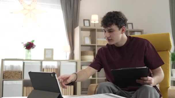 Tânăr Adolescent Caucazian Studiază Lectura Timp Stai Acasă Pregătește Examenul — Videoclip de stoc