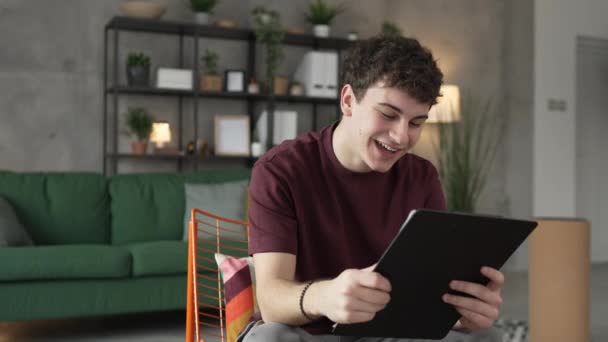 Jeden Mladý Muž Kavkazský Teenager Student Učení Čtení Zatímco Sedět — Stock video