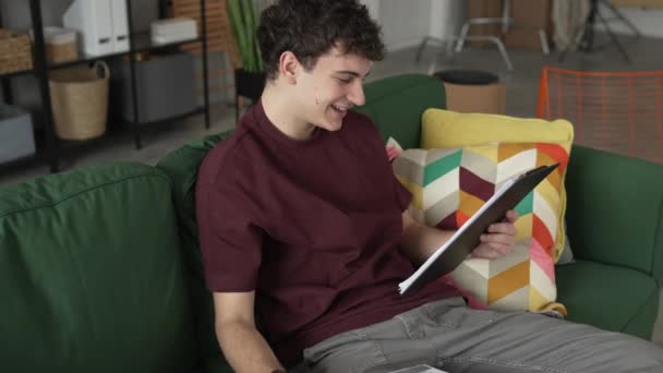 Jeden Młody Człowiek Biały Nastolatek Student Nauka Czytania Podczas Siedzieć — Wideo stockowe