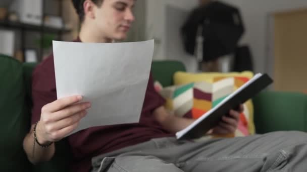 Один Молодой Человек Кавказский Студент Подросток Учится Читать Сидя Дома — стоковое видео