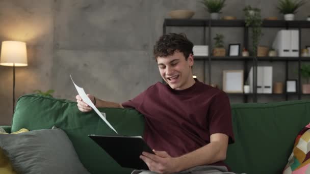 Egy Fiatal Férfi Kaukázusi Tinédzser Diák Tanulás Tanulás Olvasás Miközben — Stock videók