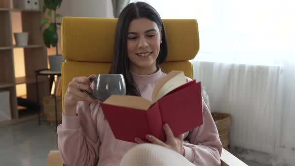 Молодая Взрослая Женщина Одна Женщина Читает Книгу Учится Дома Замедленной — стоковое видео