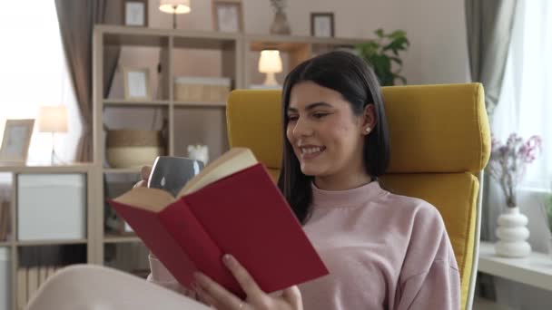 Jovem Mulher Adulta Uma Mulher Ler Livro Estudo Casa Câmera — Vídeo de Stock