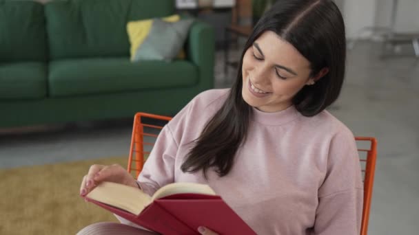 Молодая Взрослая Женщина Одна Женщина Читает Книгу Учится Дома Замедленной — стоковое видео