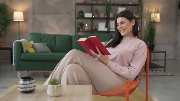 Junge Erwachsene Frau Eine Frau Liest Buch Oder Studiert Hause — Stockvideo