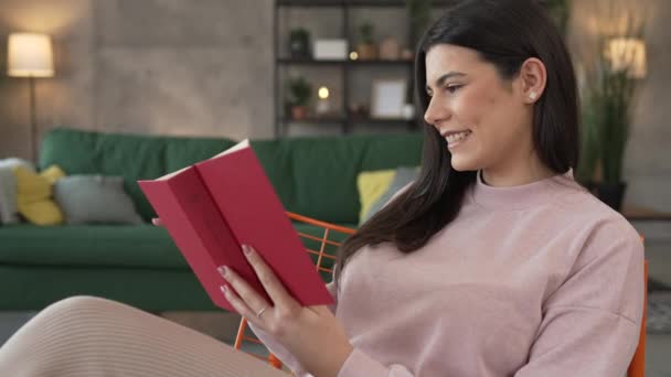 一个女人在家里看书或学习慢动作 — 图库视频影像