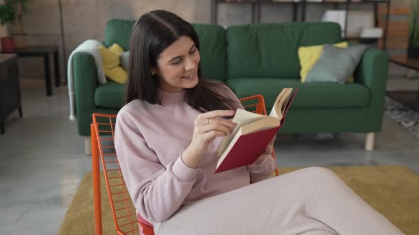 Fiatal Felnőtt Egy Olvasni Könyvet Vagy Tanulmány Otthon Lassított Felvétel — Stock videók