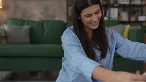 Jedna Žena Kavkazský Dospělý Doma Vybrat Oblečení Pro Charitu Darování — Stock video