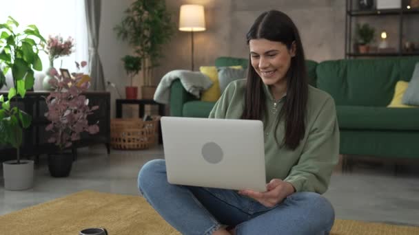 Seorang Wanita Muda Menggunakan Laptop Komputer Rumah Sementara Duduk Nyaman — Stok Video