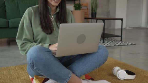 Одна Молодая Женщина Использует Ноутбук Дома Сидеть Комфортно — стоковое видео