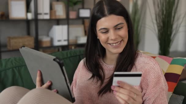 Egy Fiatal Felnőtt Otthon Tartsa Hitelkártya Vásárlás Online — Stock videók