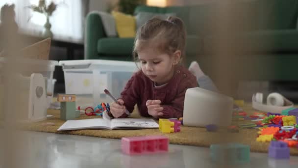 One Girl Caucasian Toddler Play Floor Home Draw Pen — Stock Video