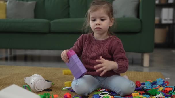 Jedna Dziewczyna Kaukaski Maluch Grać Podłodze Domu Cegły Bloki — Wideo stockowe