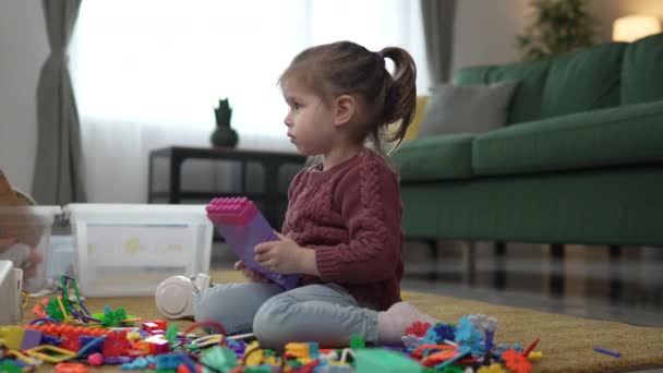 Flicka Kaukasiska Barn Spela Golvet Hemma Med Tegelstenar — Stockvideo