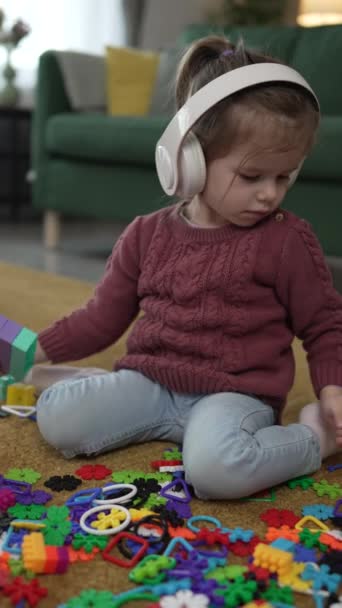 Flicka Kaukasiska Barn Spela Golvet Hemma Med Tegelstenar — Stockvideo