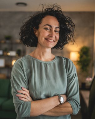 Olgun beyaz kadın beyaz gömlek giyer mutlu bir gülümseme portresi yakın çekim